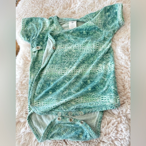 Kate Quinn Bamboo Short Sleeve Green Reptile Print Wrap Snap Onesie 12-18mos - Picture 4 of 8